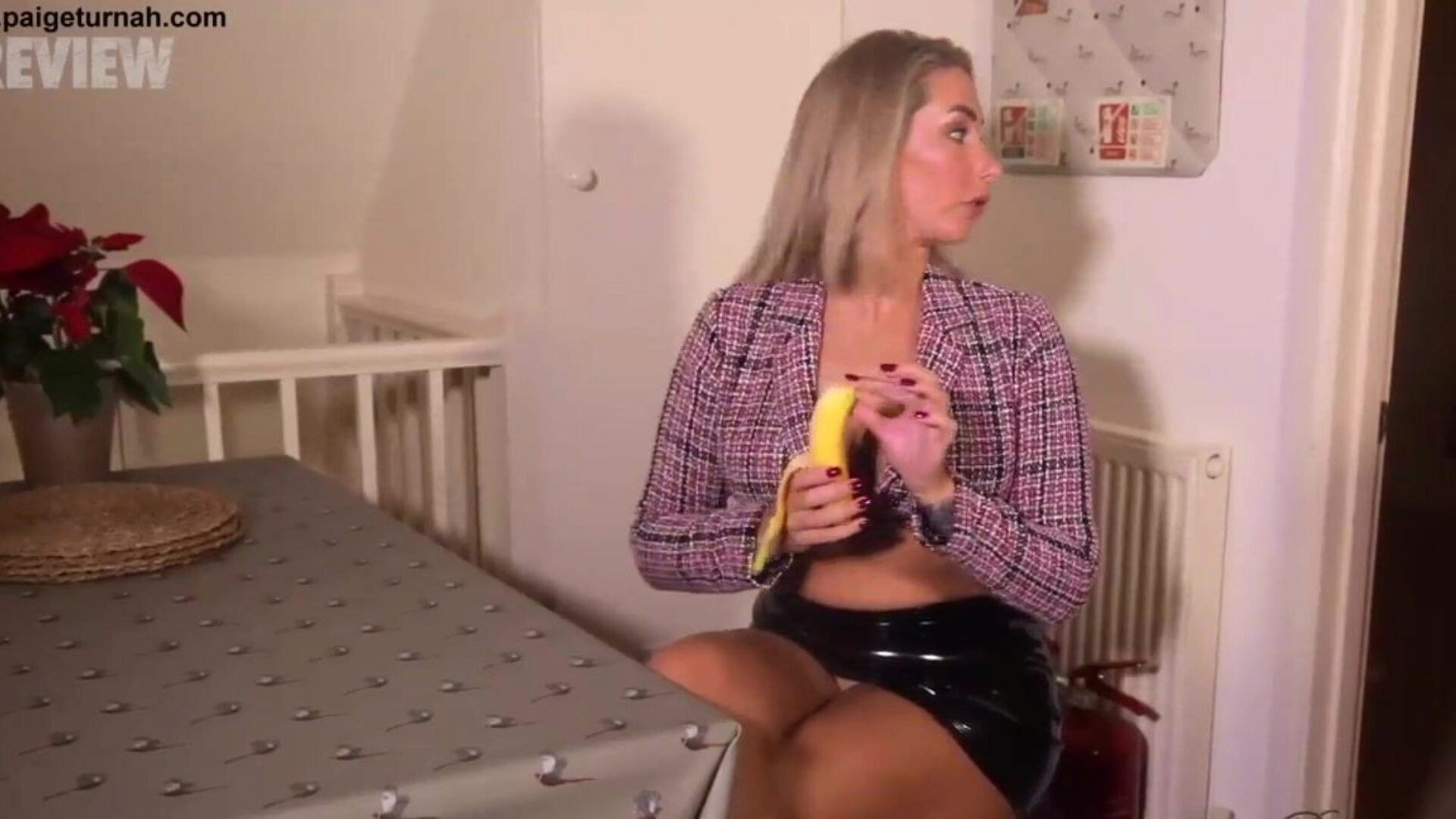 Das britische Babe Paige Turnah ist in der Mittagspause und neckt dich mit ihrem Bananen-Oral-Service und den abgedroschenen Abflüssen