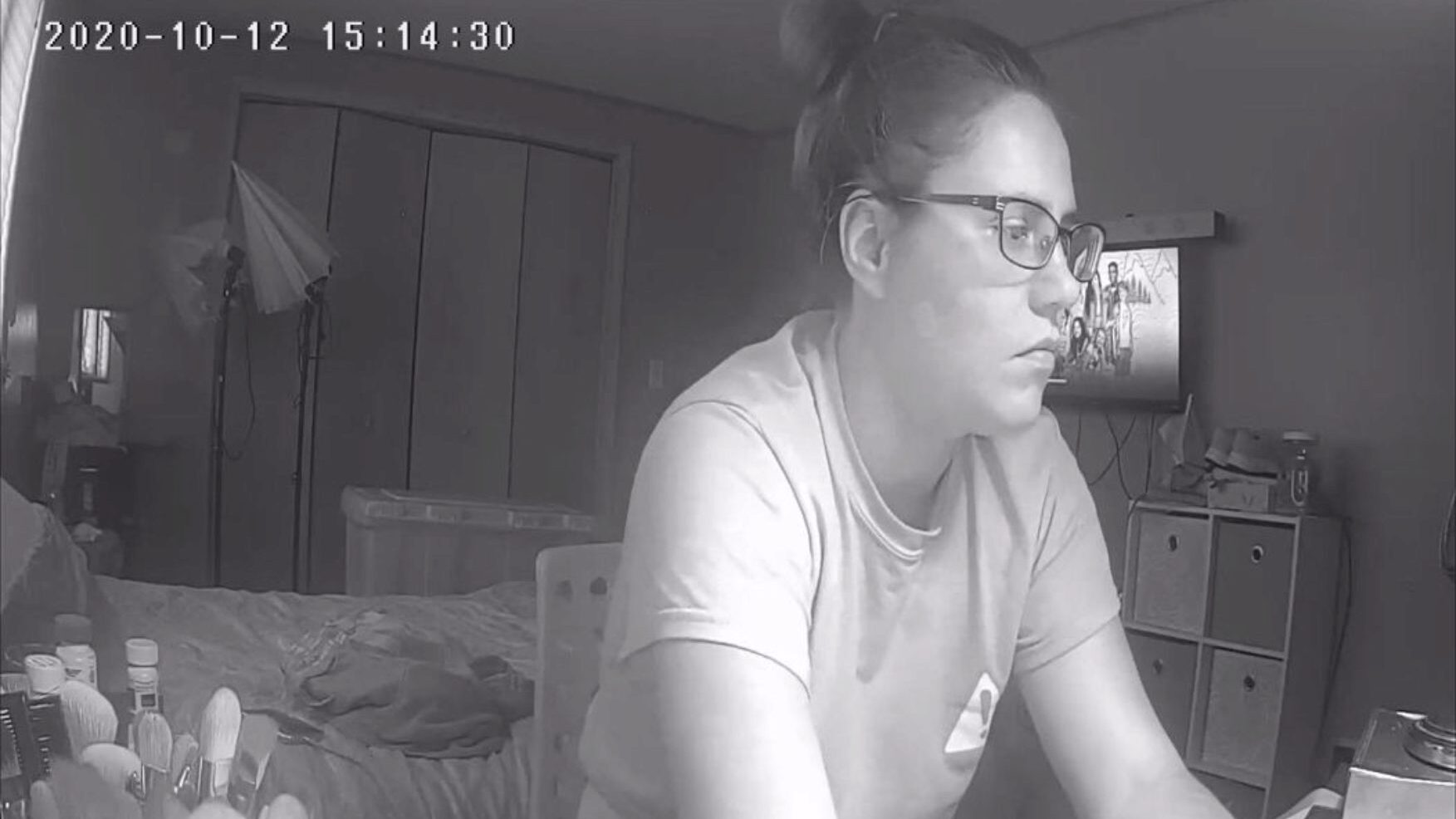 droljava tinejdžerica preskače domaću zadaću da bi se samozadovoljila na porno skrivenu kameru