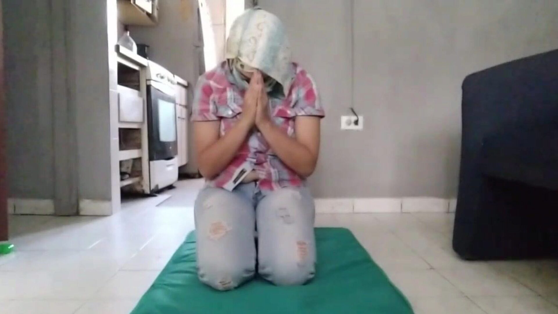 vera mamma in hijab e jeans che prega e poi si masturba la sua figa cremosa fino all'orgasmo