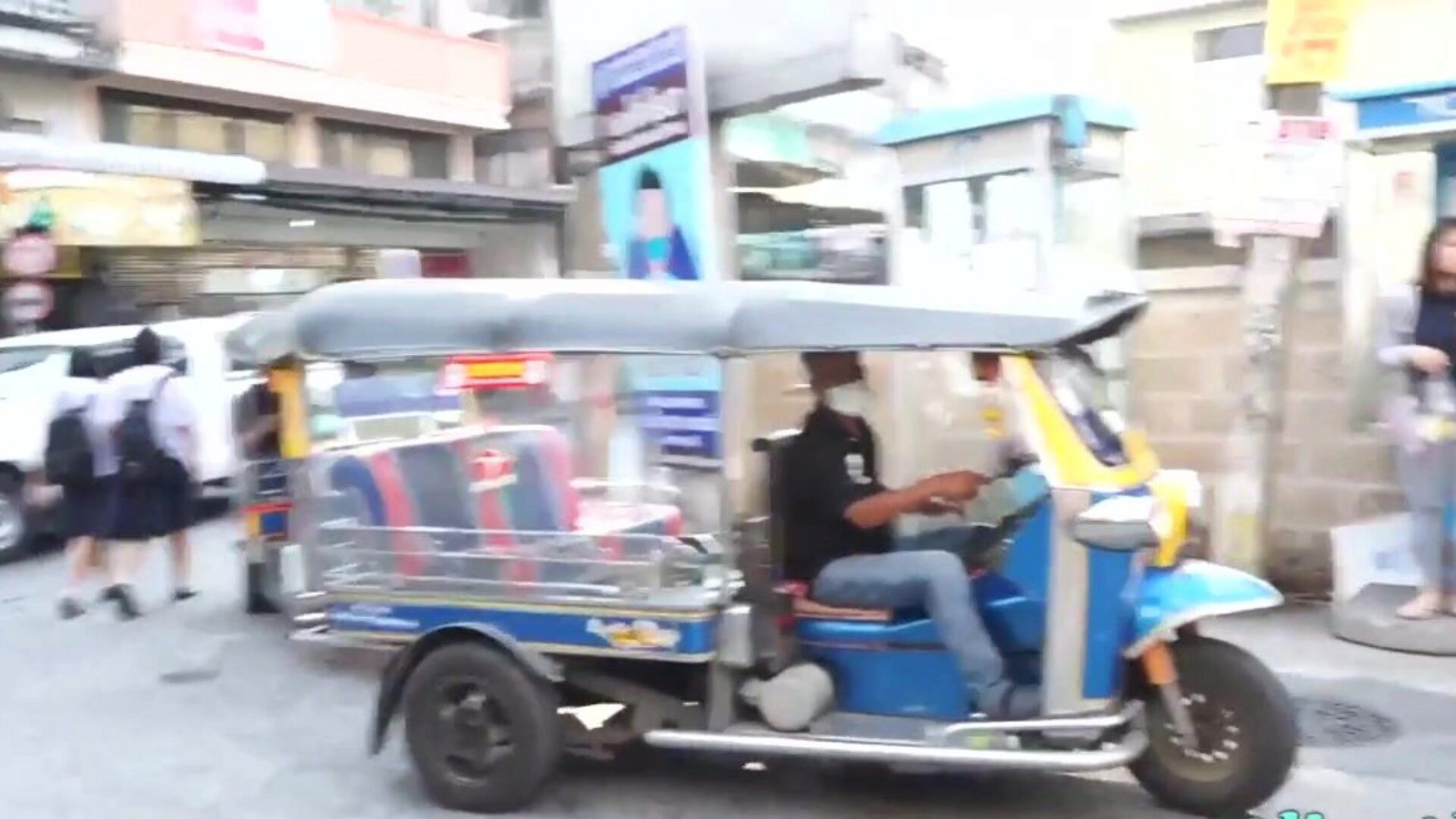 tuktukpatrol stora bröst thailändsk brud plockas upp och knullas dumt
