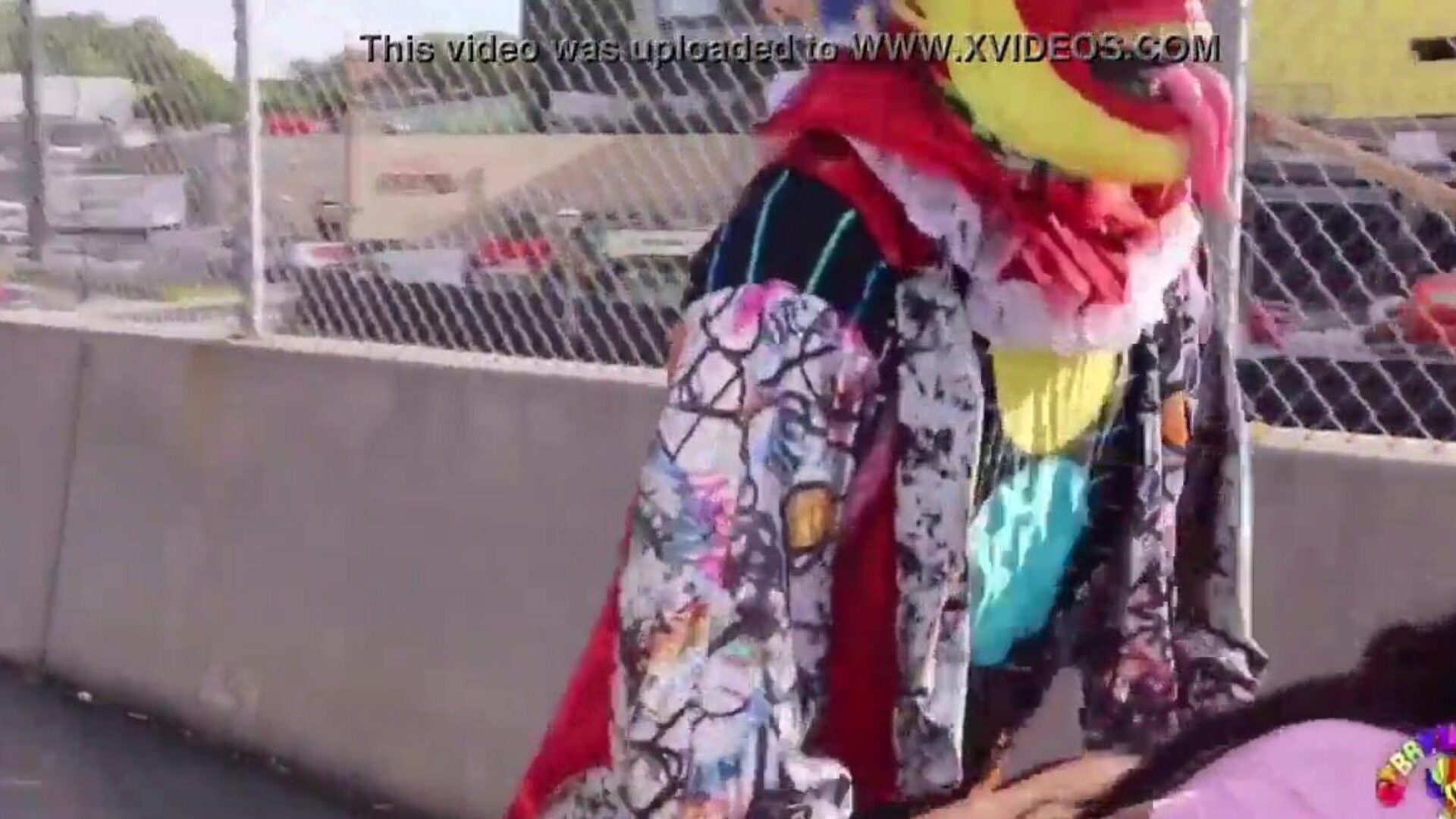 gibby klaun šuká šťavnaté tričko na nejpopulárnější dálnici v Atlantě