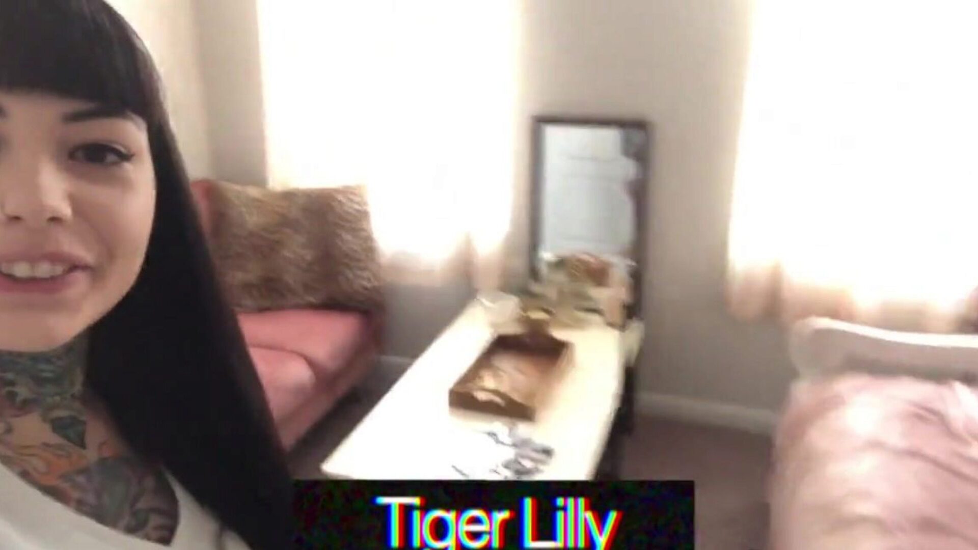 lilly tigre tatuado drenando mientras está en cuarentena