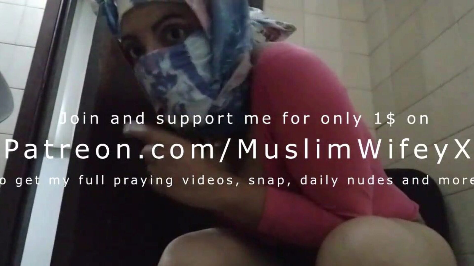 riktig hijabi muslimsk mamma försöker hålla sig tyst och onanera bakom män tillbaka till orgasm spruta