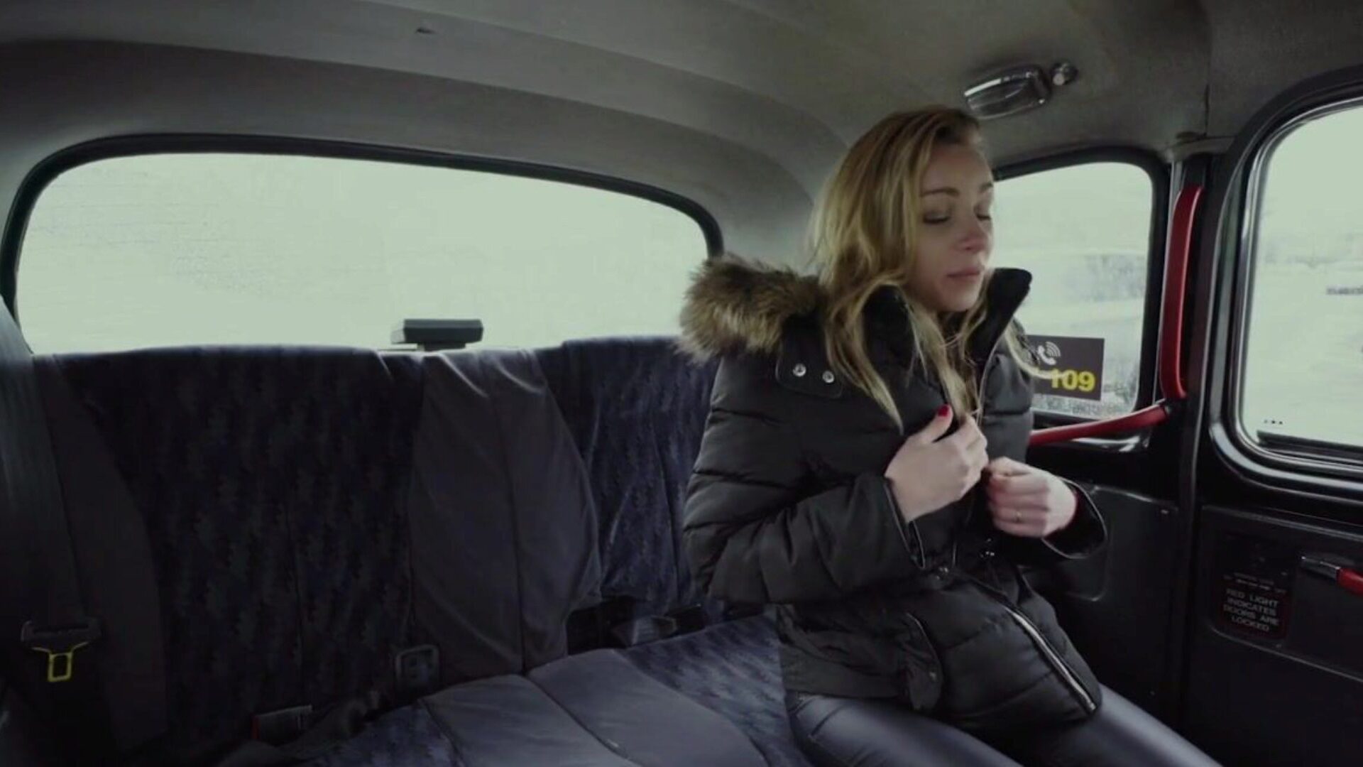 fals taxi fierbinte francez înger emily este futut hardcore de către fostul iubit