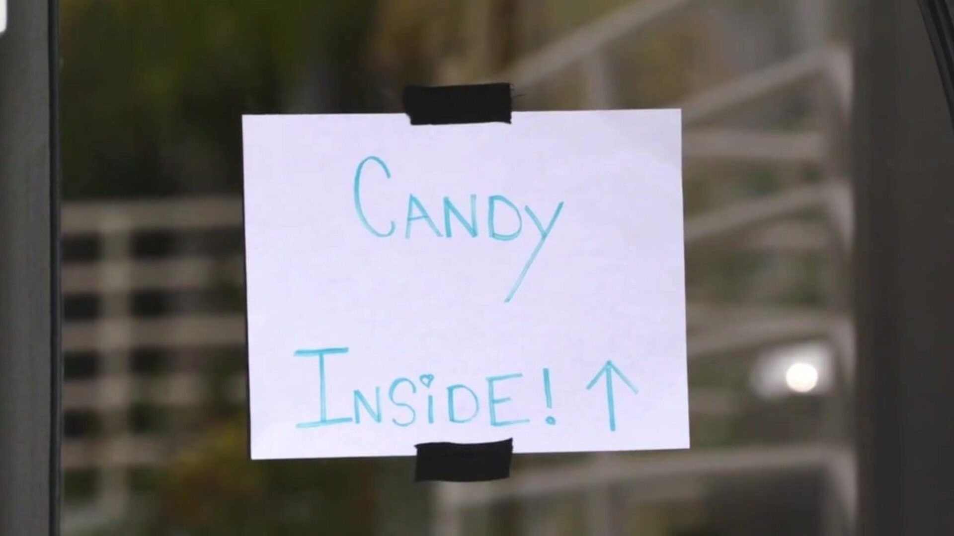 Katya Rodriguez verschlingt einen großen Schwanz Schokoriegel für Halloween-Süßigkeiten