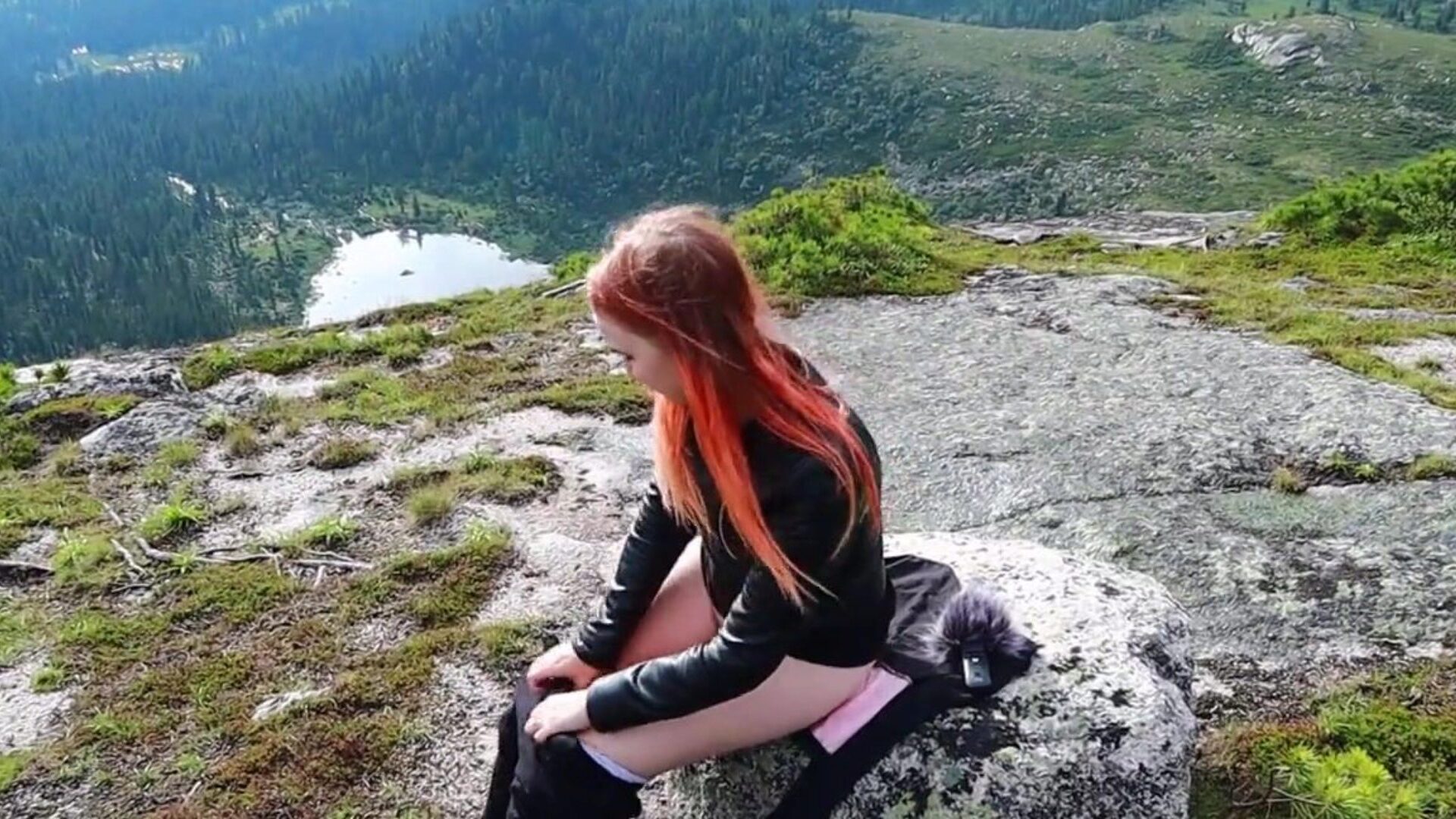 tjejen bestämde sig för att koppla av, onanera hennes fitta och få en orgasm högt uppe i bergen!