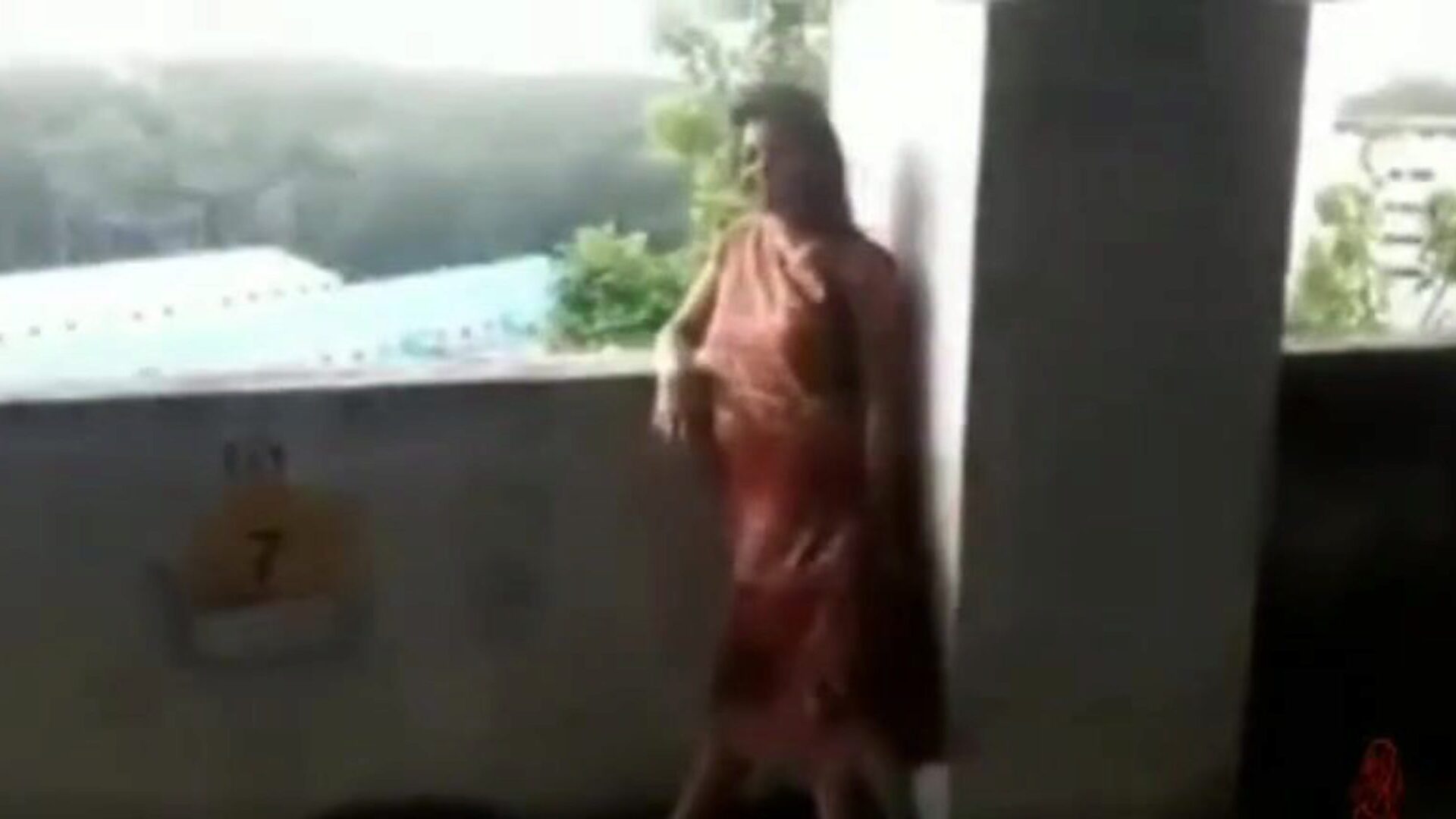 熱いインドのガールフレンドは彼女のBFによって激しくセックスされました