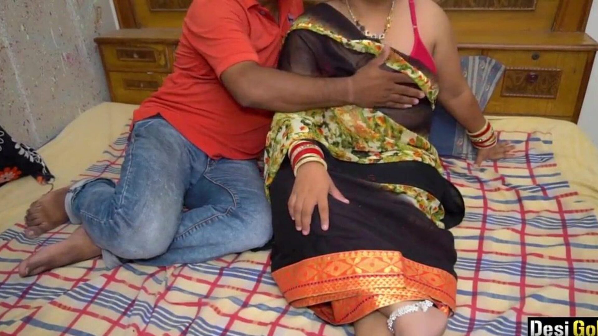 אישה הודית מקיימת יחסי מין עם חברו של הבעל