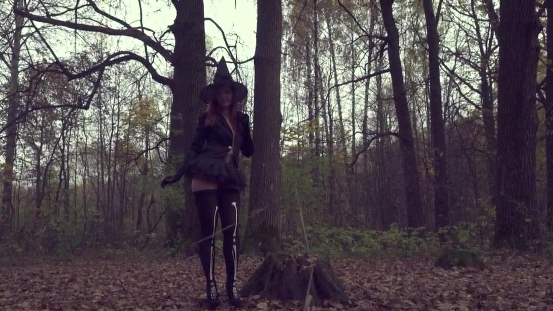 riisua Halloween-mekkoni jeny smith paljain metsässä katsele täydellistä elokuvaa jenysmith.net-musiikissa