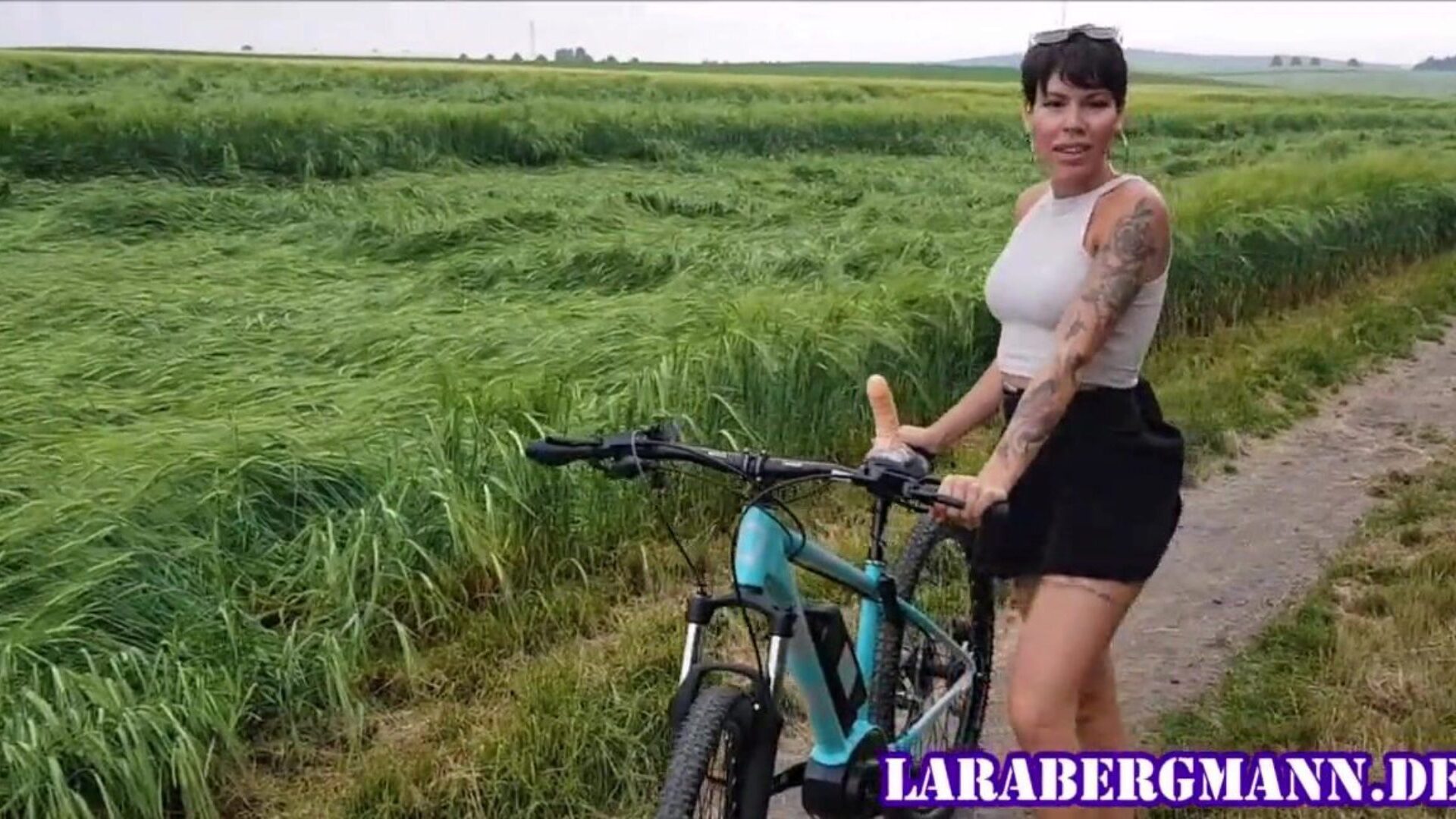 alkuperäinen! lara berrgmann käyttää polkupyörääsi väärin!
