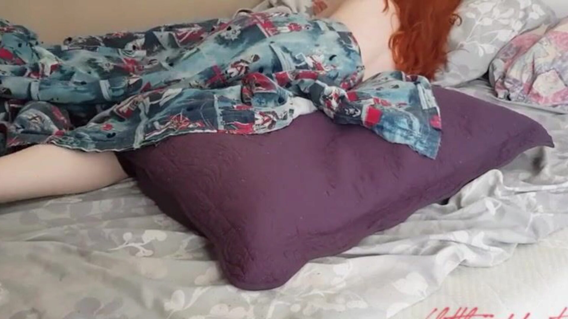 REDHEAD WAKES UP AND SLEEPILY RUBS AGAINST A PILLOW TO AN ASTOUNDING BIG O!!