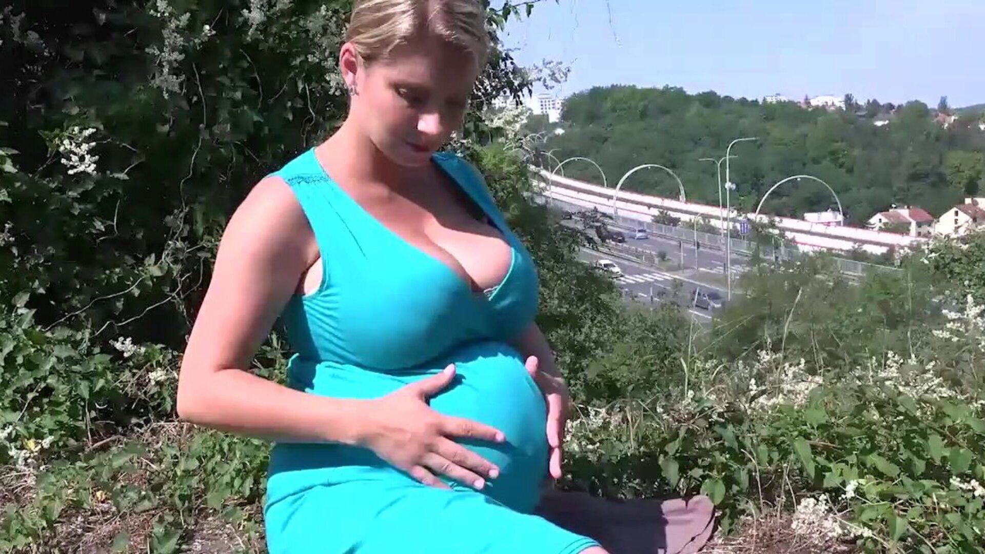 卡特琳娜·哈特洛娃（Katerina hartlova）走出屋外，对她的怀孕身体感到满意