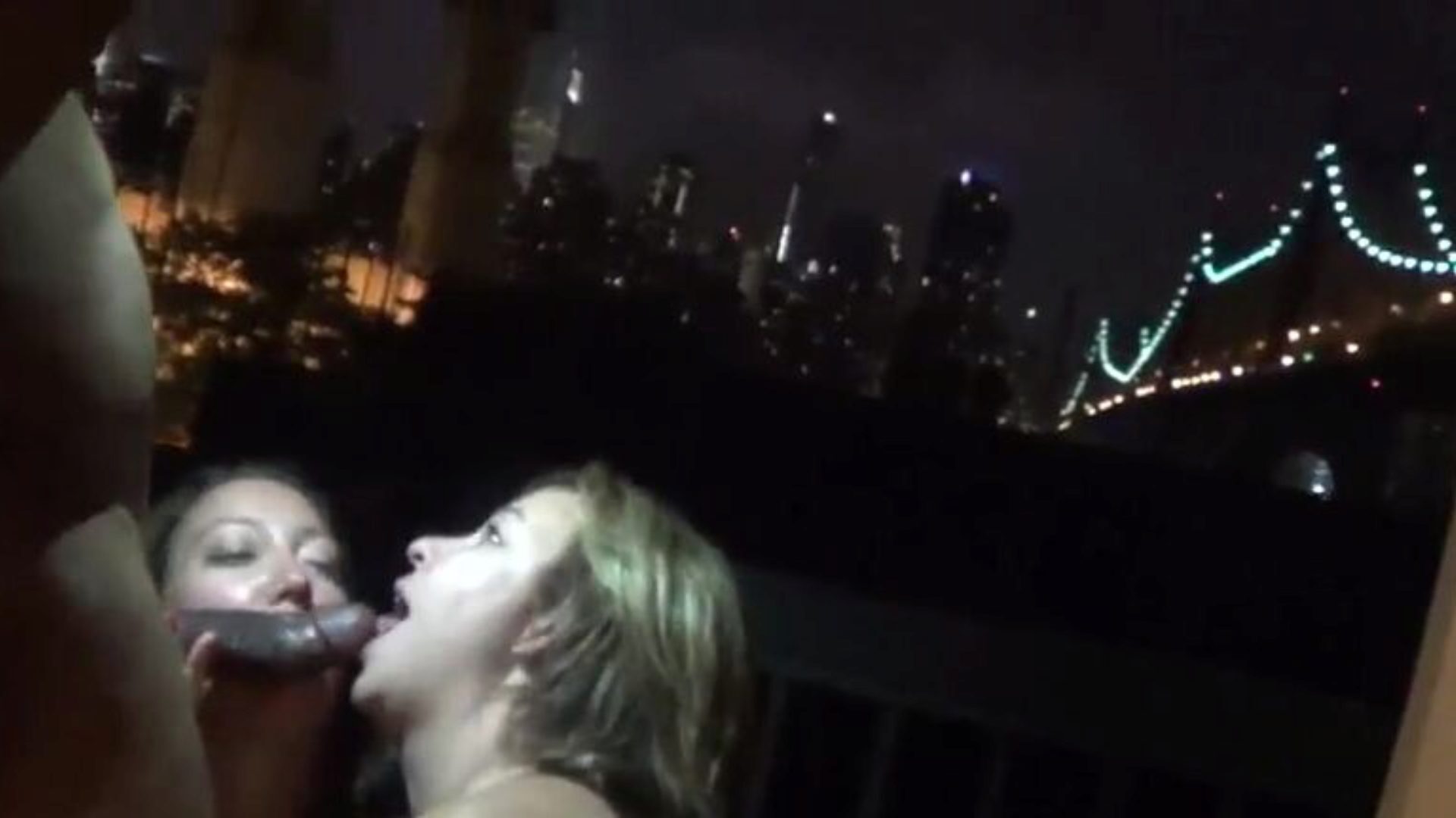 chupando bbc en un balcón de la ciudad de nueva york yo y una novia zorra de ébano baqueta disfrutamos compartiendo un shlong de ébano entre nosotros durante un gangbang de grupo bbc en la ciudad de nueva york.