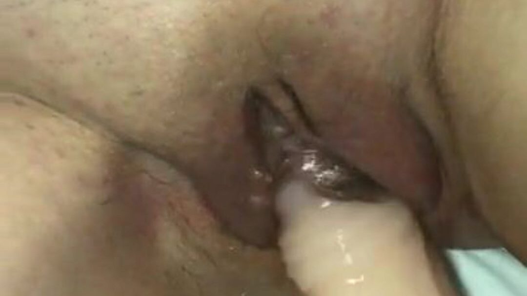 masturberen met een seksspeeltje dildo in de vagina