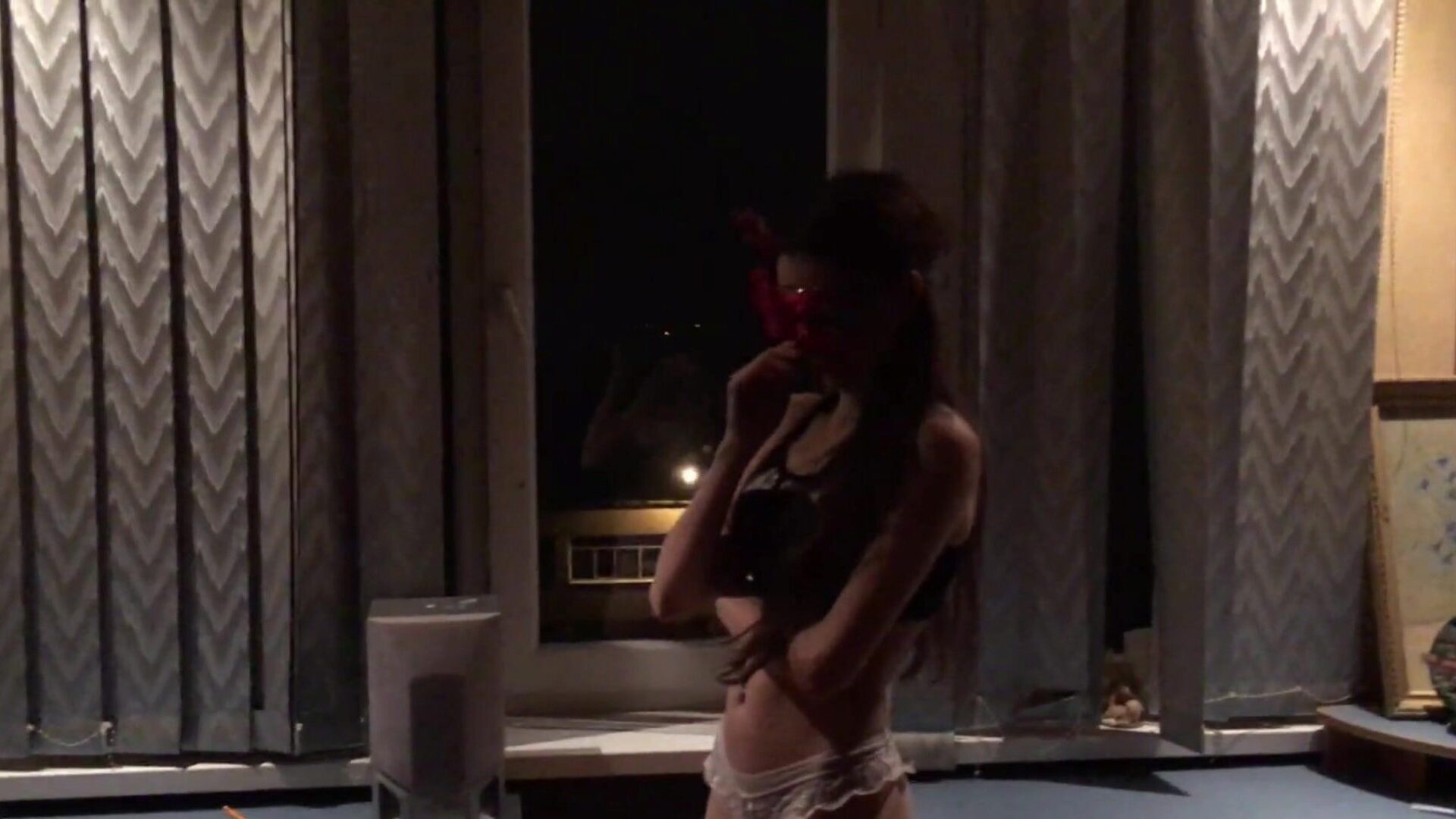 luksusowa seks dziewczyna pokazuje swoje ciało i rucha się - Cherriesteen