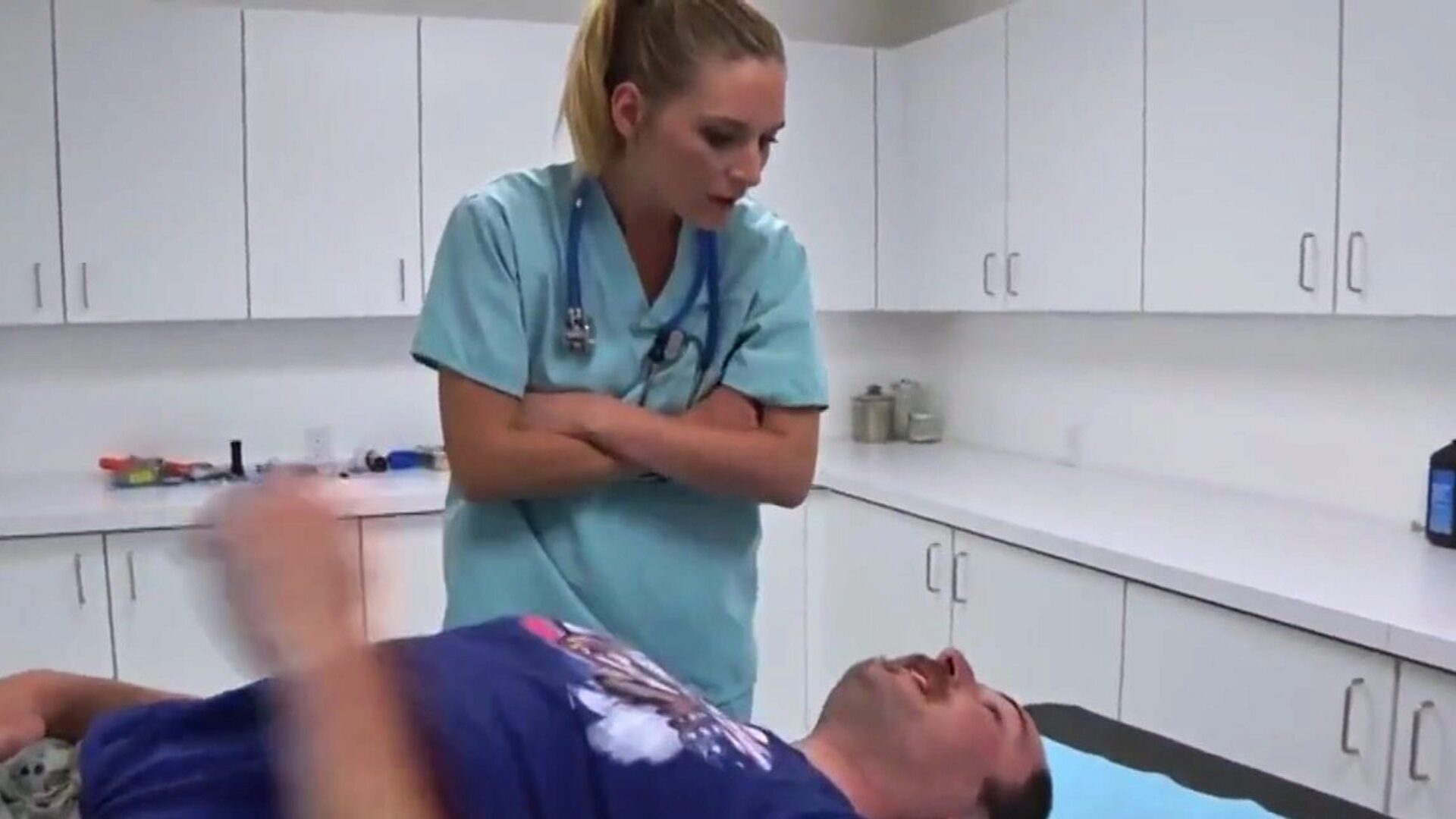 nővér kölcsönad egy kezet: ingyenes szőke HD pornó videó