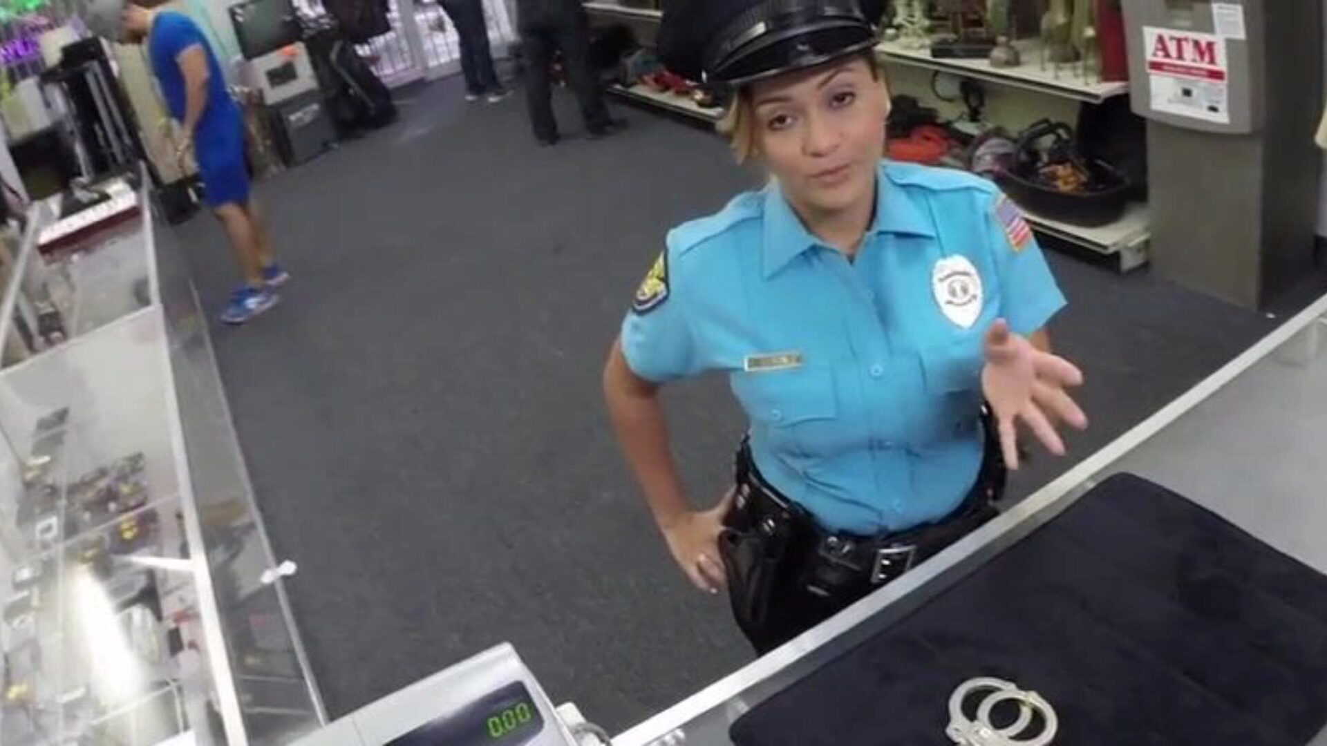birourile mari de poliție fierbinți au pus sexy în casa de amanet etalând bazooke mari