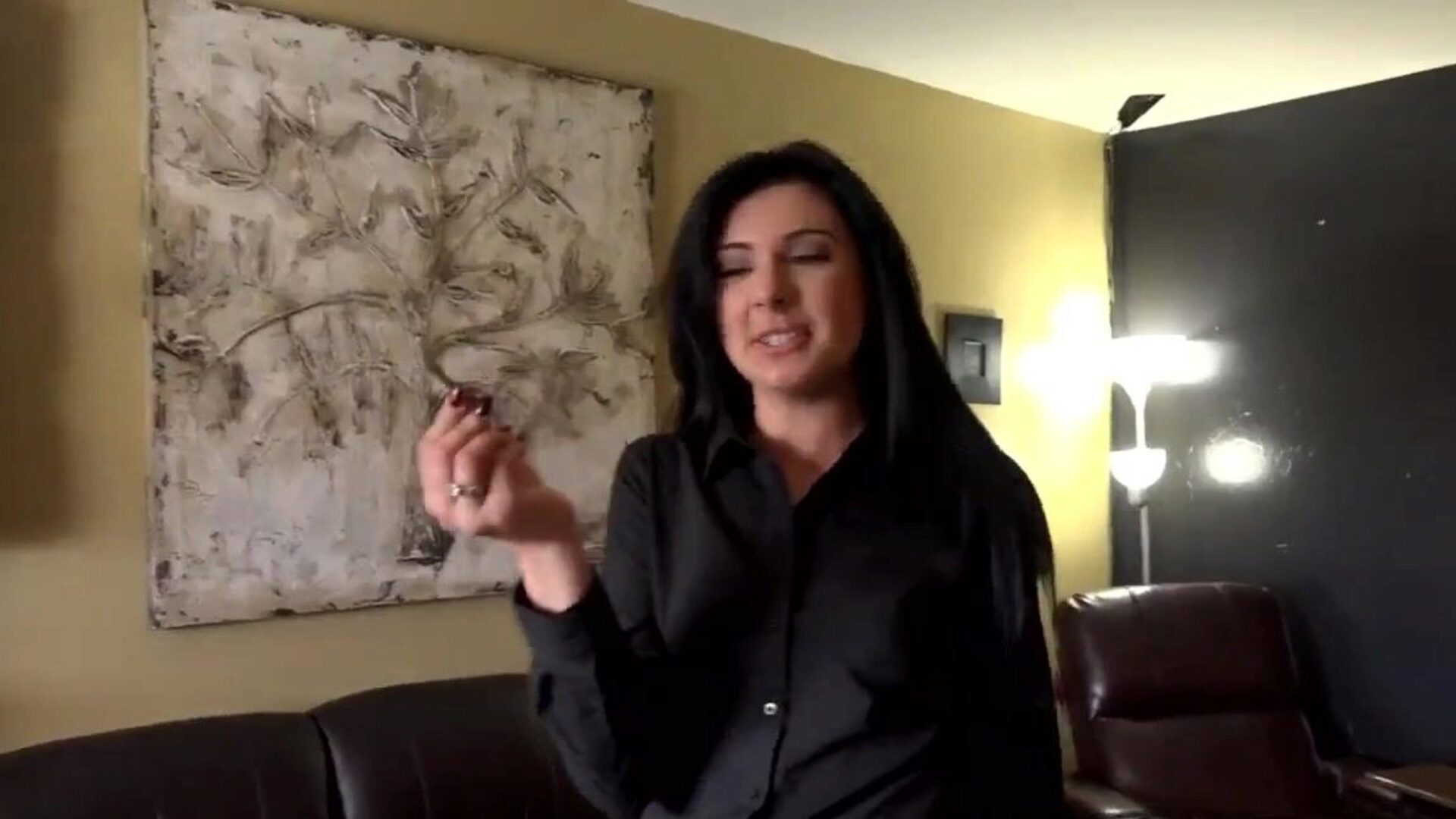 Pretty realtor uses her pussy to convince buyer